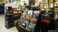 Kelangkaan barang memang jadi kunci penentu harga barang kuno seperti ini karena memang sudah tidak diproduksi lagi. Apalagi barang yang sudah langka namun kualitasnya masih bagus, harganya bakal lebih mahal lagi.
