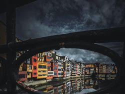 Potret Framing Menawan Pakai Barang di Sekitaran