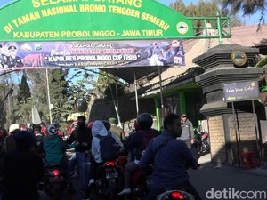 Fenomena Embun Beku di Bromo Bikin Banyak Wisatawan Penasaran