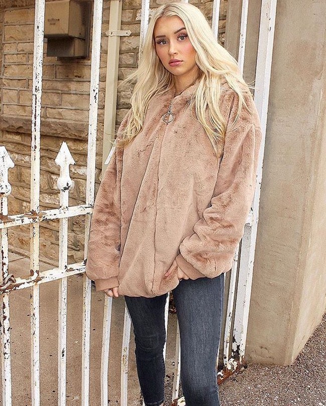 Banyak yang terpesona dengan kecantikan Mikayla saat tak berada di lapangan hoki es. Foto: Dok. Instagram @mikaylademaiter