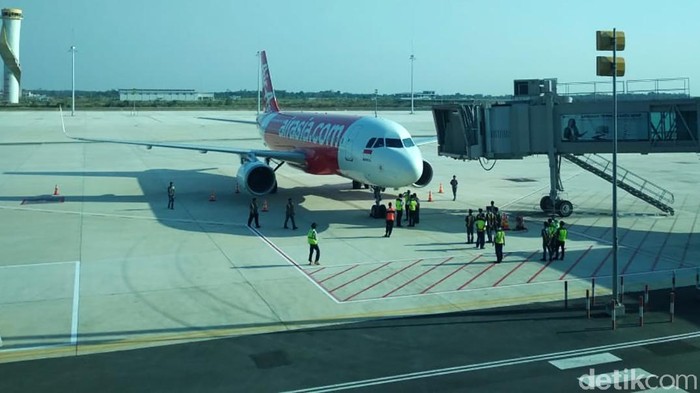 Bandara Internasional Jawa Barat (BIJB) alias Bandara Kertajati (KJT) pagi ini resmi melayani pendaratan dan penerbangan perdana pesawat bermesin jet komersil dalam rangka penataan rute yang sebelumnya terjadwal di Bandara Internasional Husein Sastranegara (BDO). Pantauan detikFinance di lokasi, Minggu (30/6/2019), pendaratan perdana dilakukan oleh pesawat AirAsia yang terbang dari Bali. Begitu pun penerbangan perdana dilakukan pesawat AirAsia dengab tujuan Bali.