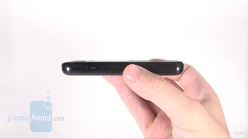 Perangkat ini memiliki dimensi 115.9 mm x 56 mm x 11.9 mm, dengan bobot 116,7 gram. Foto: YouTube/PhoneArena