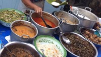 Ini penjual bubur lemu. Bubur panas mengepul dijajakan dengan aneka lauknya. Tinggal pilih sesuai selera. Foto : Instagram @esti_aprillia