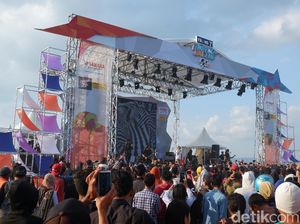 Jamrud Gebrak Pantai Marina Boom Banyuwangi Jelang Nobar MotoGP