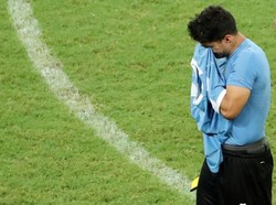 Luis Suarez tak kuasa menahan tangis setelah Uruguay dikalahkan Peru di perempatfinal Copa America 2019, Minggu (30/6) dinihari WIB. Sergio Moraes/Reuters.