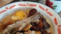 Bubur lemu biasa dijajakan sebagai menu sarapan di Solo dan Yogya. Ditambah opor ayam dan sedikit gudeg rasanya makin mantap. Foto : Instagram @merrynancilla