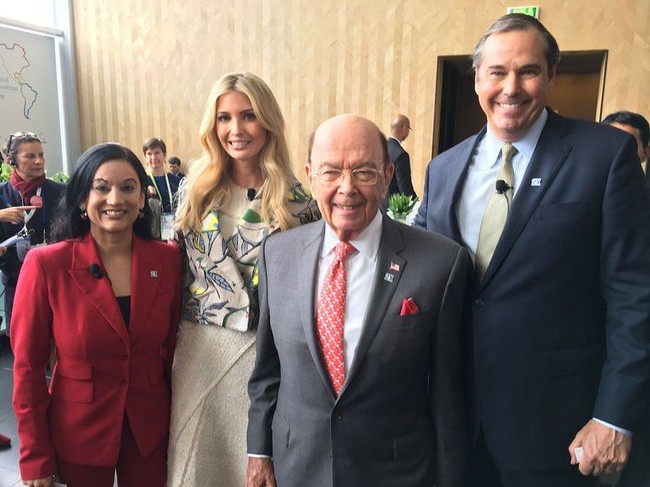 Menghadiri jumpa pers di Lima, Peru, pada April 2018, Ivanka Trump tampil dengan gaya yang preppy dalam balutan gaun dan blazer bermotif burung bertengger di tengah dahan. Pakaian itu disebut-sebut rancangan desanier lokal, dengan rok krem karya Proenza Schouler yang keseluruhannya bernilai US $ 9500 atau Rp 130 jutaan. Foto: Dok. Getty Images, Instagram