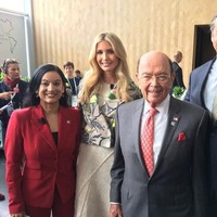 Menghadiri jumpa pers di Lima, Peru, pada April 2018, Ivanka Trump tampil dengan gaya yang preppy dalam balutan gaun dan blazer bermotif burung bertengger di tengah dahan. Pakaian itu disebut-sebut rancangan desanier lokal, dengan rok krem karya Proenza Schouler yang keseluruhannya bernilai US $ 9500 atau Rp 130 jutaan. Foto: Dok. Getty Images, Instagram