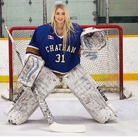 Mikayla Demaiter sempat menjadi atlet hoki. Tugas Mikayla adalah sebagai kiper. Foto: Dok. Instagram @mikaylademaiter