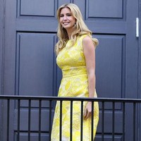 Ivanka Trump mengenakan dress brokat tanpa lengan berpotongan selutut warna kuning lemon saat berada di Washington D.C. pada Juli 2017. Dress rancangan Lela Rose dari putri Donald Trump itu harganya mencapai US$ 1695 atau sekitar Rp 22 jutaan. Foto: Dok. Getty Images, Instagram