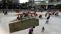 Sejumlah warga beraktivitas di Taman Spot Budaya yang baru saja dibangun oleh Pemprov DKI Jakarta, Minggu (30/6/2019).