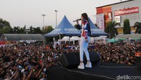 Nella kemudian mengajak Nella Lovers untuk kembali bernyanyi.