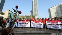 Peserta aksi membentangkan spanduk di kawasan Bundaran HI. Salah satu spanduk yang dibentangkan bertuliskan Indonesia Rumah Kita Bersama.