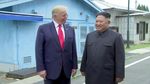 Momen Trump Jadi Presiden AS Pertama yang Injakkan Kaki di Korut