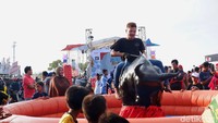 Para penonton juga bisa menikmati beragam hiburan di sediakan di lokasi nobar.
