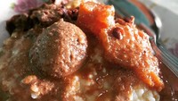 Yang ini bubur lemu disiram opor telur, sambal goreng krecek dan gudeg. Enak banget! Foto : Instagram @jasmine_heritage_homestay