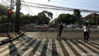 Kawat berduri dan beton dipasang di kedua sisi Jl Imam Bonjol.