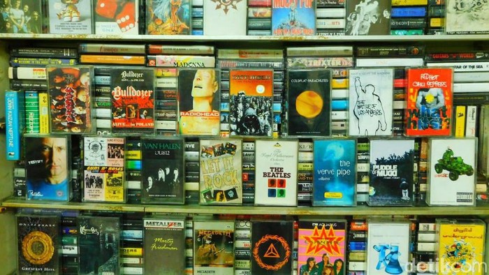 Bisnis barang bekas seperti piringan hitam atau vinyl dan kaset pita yang biasa di putar di perangkat radio masih eksis hingga kini walau band maupun penyanyinya barangkali sudah pensiun bahkan tutup usia.
