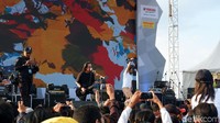 Krisyanto menyanyikan lagu-lagu hits Jamrud.