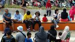 Potret Warga Menikmati Taman Spot Budaya