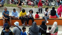 Sejumlah warga duduk-duduk santai sambil menikmati taman.