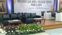 Tampak background bertuliskan ‘Rapat Pleno Terbuka Penetapan Pasangan Calon Presiden dan Wakil Presiden Terpilih Pemilu 2019’ sudah terpasang. Deretan dan barisan kursi yang disediakan untuk paslon 01 Jokowi-Maruf Amin dan paslon 02 Prabowo-Sandiaga juga sudah disiapkan di atas panggung. (Foto: Ibnu/detikcom)