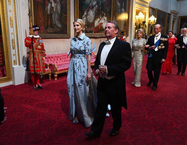 Menghadiri jamuan makan malam dari Ratu Elizabeth II di Istana Buckingham di sela-sela kunjungan kenegaraan ayahnya, Donald Trump, ke Inggris, Ivanka Trump tampil menawan dibalut gaun biru berhias embellishment. Gaun cantik itu karya desainer Carolina Herrera. Foto: Dok. Getty Images, Instagram