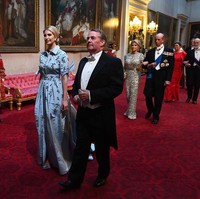 Menghadiri jamuan makan malam dari Ratu Elizabeth II di Istana Buckingham di sela-sela kunjungan kenegaraan ayahnya, Donald Trump, ke Inggris, Ivanka Trump tampil menawan dibalut gaun biru berhias embellishment. Gaun cantik itu karya desainer Carolina Herrera. Foto: Dok. Getty Images, Instagram