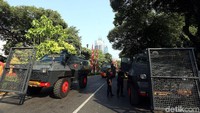 Sejumlah kendaraan taktis seperti water cannon, barracuda, serta mobil barier disiagakan di depan KPU.