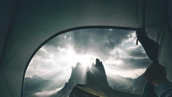 Kalau pergi berkemah, cari lokasi yang cantik untuk mendirikan tenda. Bukan tidak mungkin hasil foto seperti ini juga bisa kamu dapatkan menggunakan tangan kamu sendiri. Foto: Instagram/jordi.koalitic