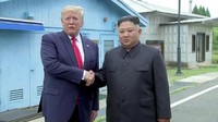 Donald Trump dan Kim Jong Un berjabat tangan, Seoul, Korea, (30 Juni 2019). (REUTERS/Kevin Lamarque)