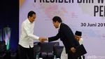 Tawa Jokowi dan Tim Prabowo-Sandi di Penetapan Presiden Terpilih
