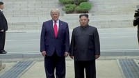 Presiden Amerika Serikat (AS) Donald Trump kembali bertemu dengan Pimpinan Tertinggi Korea Utara Kim Jong Un. Kali ini di Zona Demiliterisasi (DMZ). Pertemuan itu sekaligus membuat Trump menjadi Presiden AS yang pertama kali menginjakkan kakinya ke tanah Korea Utara. (Foto: REUTERS/Kevin Lamarque)