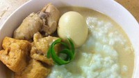 Kali ini bubur lemu diberi lauk terik tahu, telur dan ayam khas Solo. rasanya gurih sedikit manis makin enak dimakan hangat. Foto : Instagram @fitrisasmaya