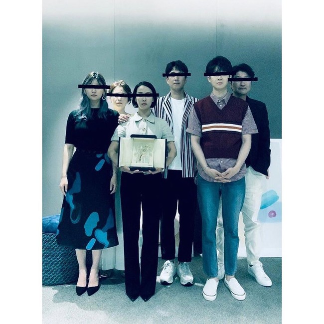 Wanita berusia 38 tahun ini juga cukup tampak awet muda. Dalam film Parasite, Cho Yeo Jung tampil dengan rambut bob yang membuatnya terlihat chic dan fresh. Foto: Dok. Instagram