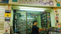 Geliat bisnis musik jadul ini bisa dilihat potretnya di Blok M Square, Jakarta Selatan. Tepatnya di lantai basement banyak toko yang menjual piringan hitam dan kaset pita. Selain itu, piringan hitam juga dijual di Jalan Surabaya Menteng, Jakarta Pusat.