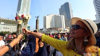 Bunga yang dibagikan adalah mawar merah dan mawar putih.