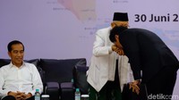 Usai Ketua KPU Arief Budiman menutup pleno, Jokowi dan Maruf bersalaman kepada peserta pleno. Jokowi lantas menyempatkan diri bersalaman dengan perwakilan Prabowo di ruang pleno.