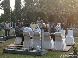 Ditemani Hatta Rajasa-Ibas, SBY Ziarah ke Makam Bu Ani