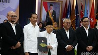 Jokowi-Maruf menerima surat keputusan usai rapat pleno di gedung KPU, Jakarta, Minggu (30/6/2019).