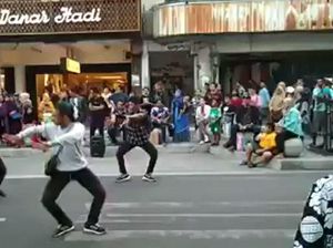 Flash Mob Tari di Malioboro dan Penyegaran Seni Tradisi