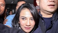 Vanessa keluar dari Rutan Klas 1 Surabaya, Medaeng, Sidoarjo, sekitar pukul 07.58 WIB. 