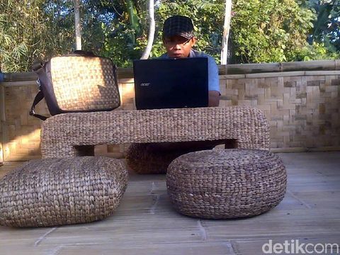 Indra, perajin eceng gondok.