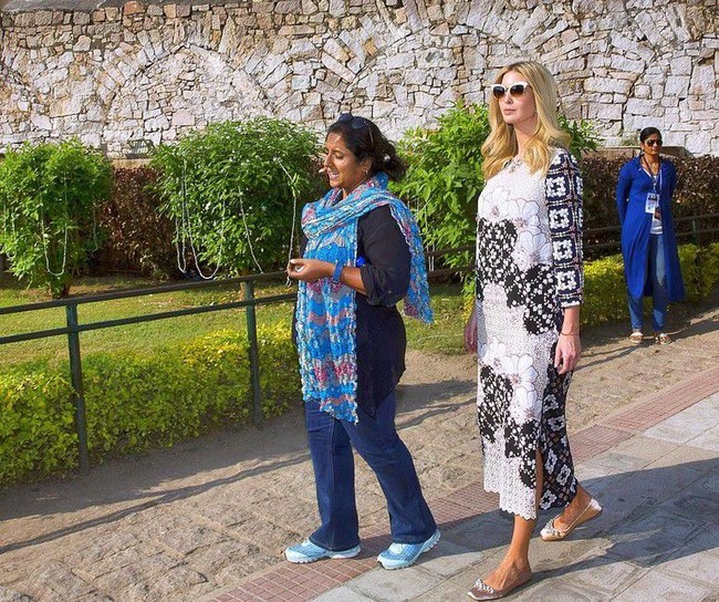 Gaun mewah karya desainer Indonesia, Biyan Wanaatmadja, juga pernah menjadi pilihan Ivanka Trump. Menghadiri Global Entrepreneurship Summit (GES) 2017 di Hyderabad, India, Ivanka memakai gaun Biyan yang hadir dengan nuansa monokrom namun tetap memiliki detail yang kaya khas desainer Indonesia tersebut. Foto: Dok. Getty Images, Instagram