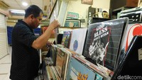 Para pedagang yakin musik-musik jadul dari piringan hitam tidak akan pernah kehilangan penikmatnya. Biar kata ketinggalan zaman, musik jadul tetap punya tempat tersendiri di hati masyarakat.