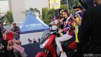 Sambil duduk di motor Lexi Nella mulai menerka-nerka berapa konsumsi BBM motor matik Yamaha itu. Nella Kharisma pun menyebut konsumsi BBM motor matik itu 40-50 km per liter.