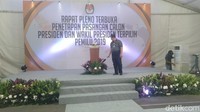 Pantauan detikcom, Minggu (30/6/2019) petugas tampak sibuk mengatur dan memasang pernak-pernik terkait penetapan presiden-wapres di ruangan yang akan dipergunakan nantinya. Ruangan itu berada di lantai 2 Gedung KPU, Jl Imam Bonjol, Jakarta Pusat, tepatnya di ruang sidang utama KPU. (Foto: Ibnu/detikcom)