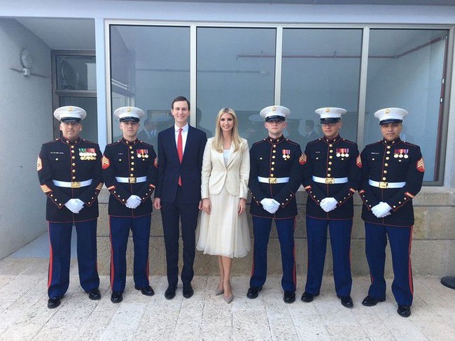 Saat pembukaan Kedubes AS di Yerusalem, Mei 2018, Ivanka Trump memakai busana dengan nuansa putih. Ivanka tampil chic dan elegan dengan blazer yang dipadukan bersama gaun tulle Raph Lauren warna off-white. Penampilannya ditaksir bernilai total Rp 51,4 juta. Foto: Dok. Getty Images, Instagram