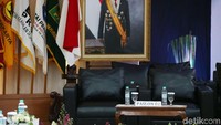 Kursi untuk pasangan calon nomor urut 02 tampak kosong.