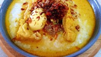 Bubur lemu merupakan bubur tepung beras yang dimasak dengan santan hingga kental. Enak disiram opor ayam dan topping sambal goreng. Foto : Instagram @ keziasmithkitchen